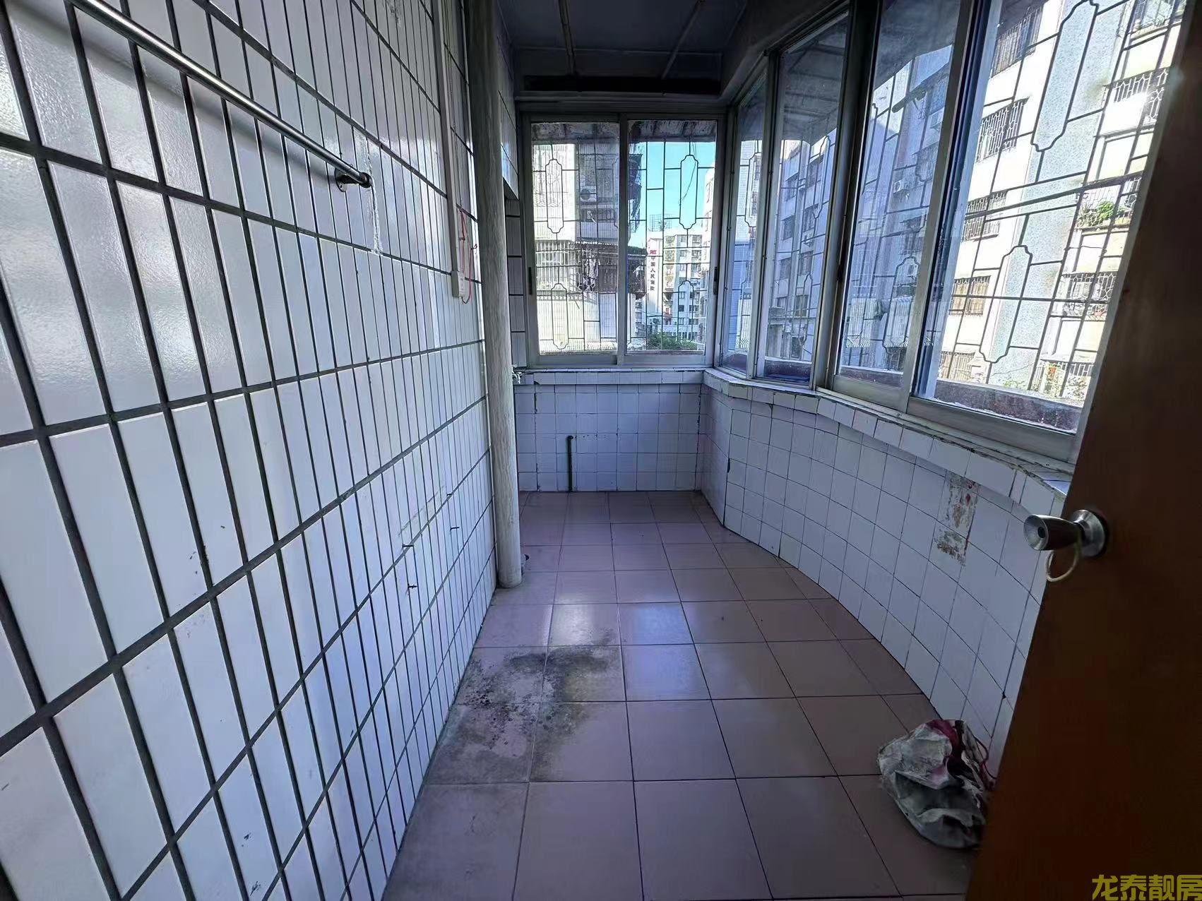 老城区大塘步梯四楼