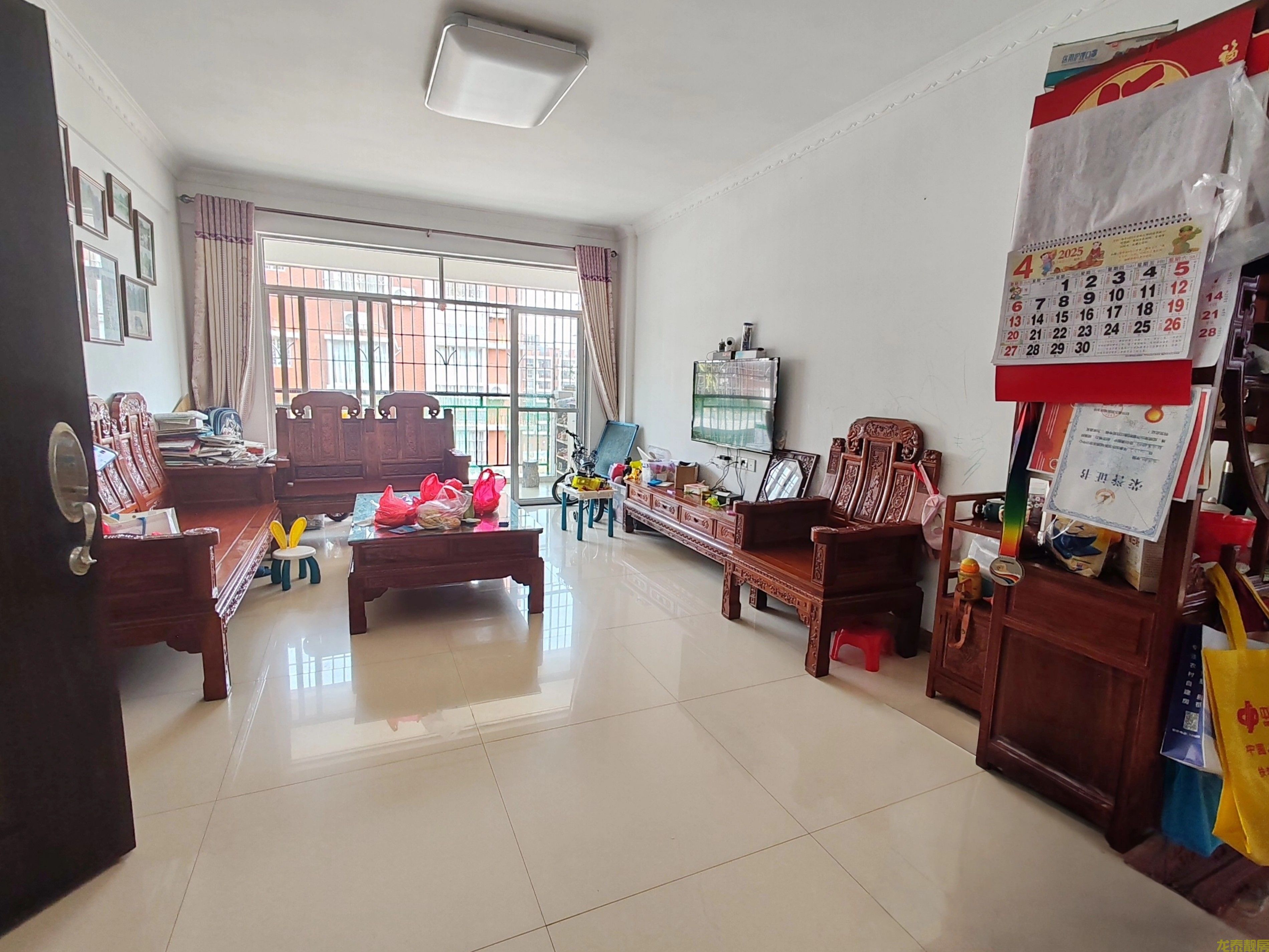 广信新城步梯三房售32.3万