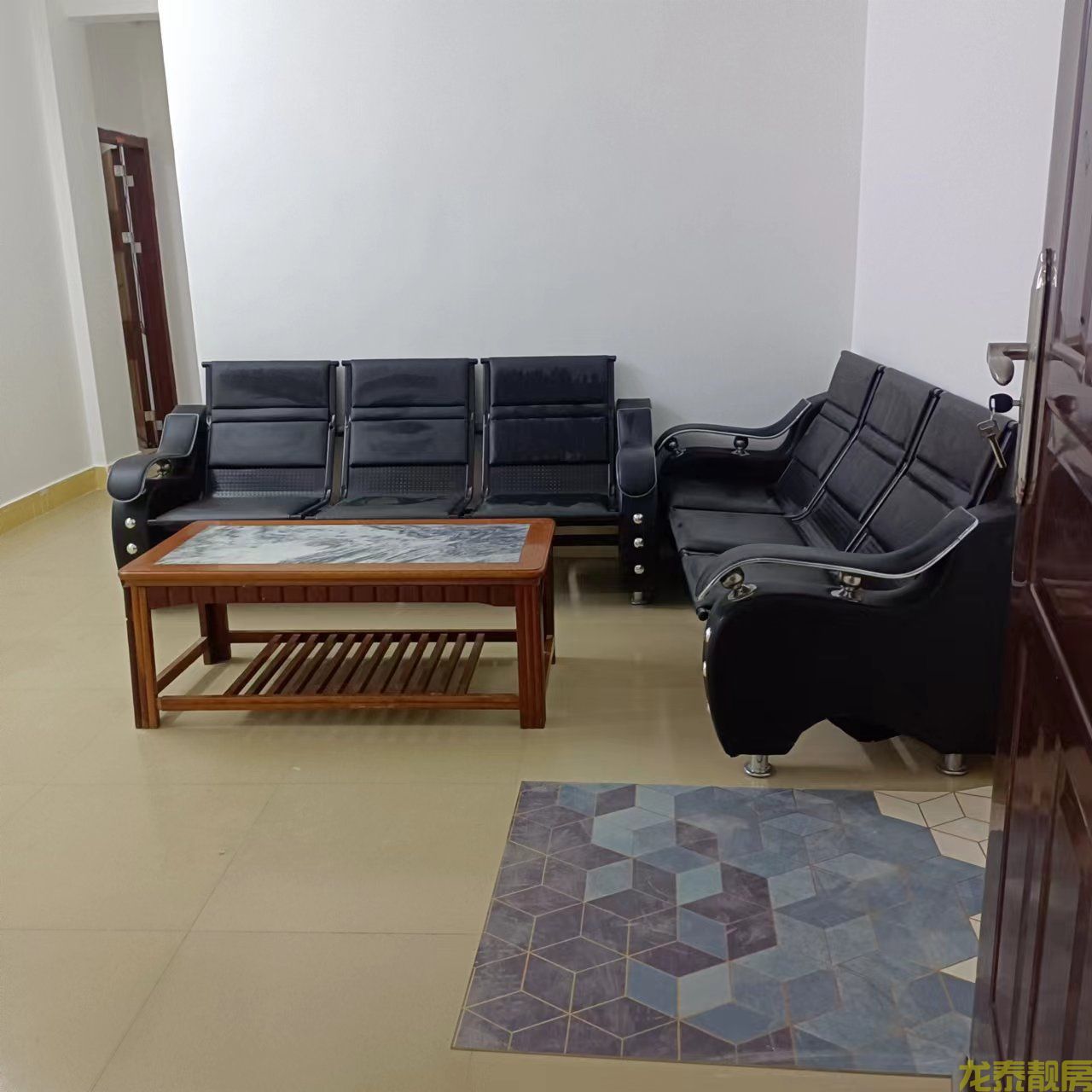 河南新城区职中球场附近步梯2楼两房一厅